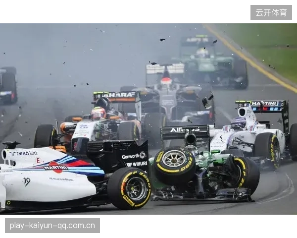 F1雨战混乱，五车连撞赛道封锁——极限速度与瞬间决断的激烈对决