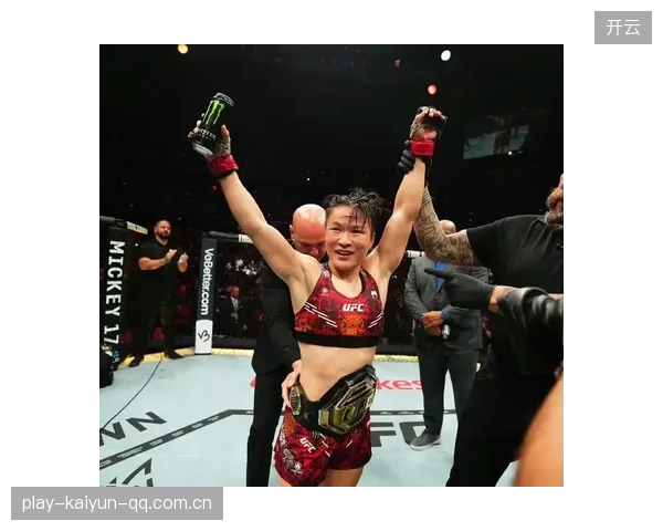 UFC拳手怒吼逼得对手后退——力量与心理的极致较量